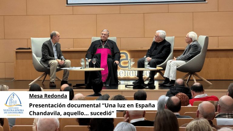 Mesa redonda de la presentación del documental «Una luz en España. Chandavila, aquello… sucedió» en Badajoz